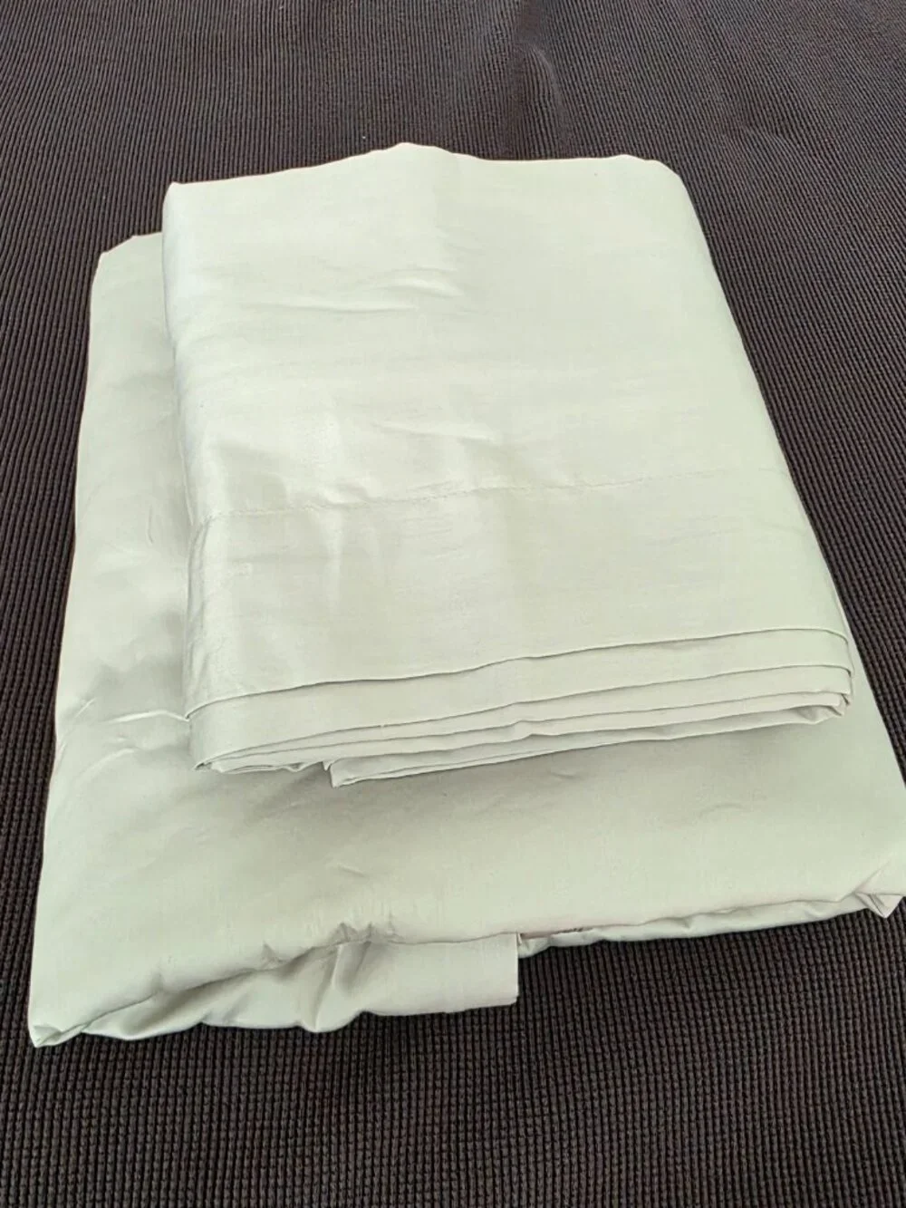 NWOT Doze King Size Sateen Duvet Cover Set (Includes 2 Pillow Cases) - Color Fog